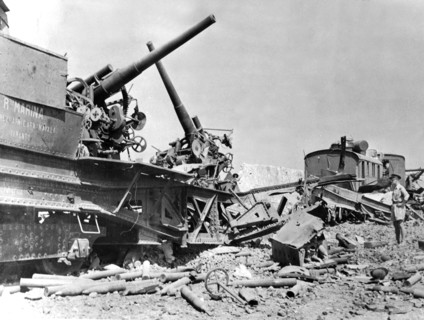Epave d'un train naval italien blindé près de Syracuse, en Sicile
(26 juillet 1943)
