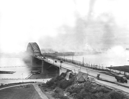Camions alliés traversant le pont de Nimègue, aux Pays-Bas, sous le feu des Allemands
(20 septembre 1944)