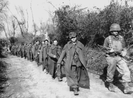 Prisonniers allemands dans la région de Cassino
(5 février 1944)