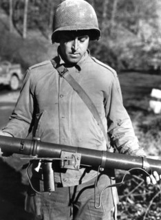 Soldat américain avec un nouveau modèle de bazooka américain
(1945)