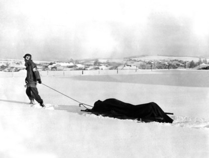 Soldats américains utilisant un nouveau traîneau-civière
(Janvier 1945)