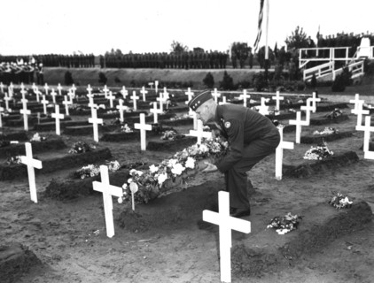 Général américain rendant hommage aux soldats tombés en Hollande
(30 mai 1945)