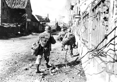 Soldats de la VIIe armée U.S. à Haguenau
(Février 1945)