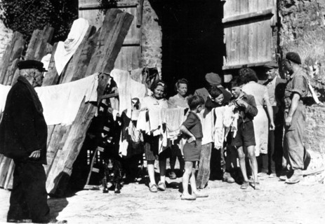 Soldat français discutant avec les habitants d'Ecouché
(Août 1944)