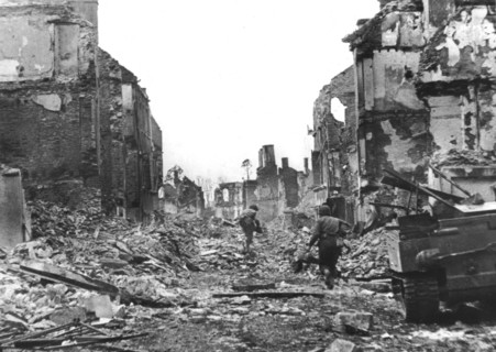 Soldats américains traversant Saint-Lô en Normandie
(18 juillet 1944)