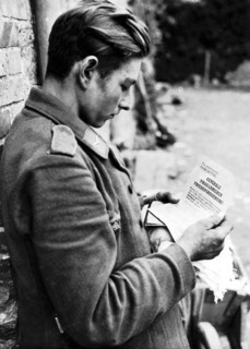 Soldat allemand lisant une annonce de capitulation en Normandie
(Eté 1944)