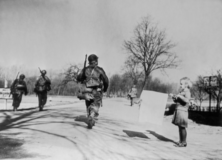 Fillette allemande agitant le drapeau blanc, près de Neuhofen
(Mars 1945)