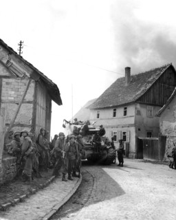 Soldats américains à  Marlishausen, en Allemagne
(12 avril 1945)