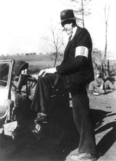 Soldat américain en conversation avec un Français à Obermodern
(Printemps 1945)