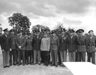Maréchal soviétique en visite au SHAEF (Supreme Headquarters of Allied Expeditionary Force) à Francfort
(10 juin 1945)