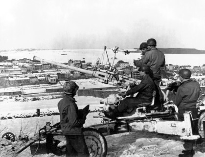 Soldats américains servant un canon anti-aérien de 40 mm à Wiltz
(22 janvier 1945)