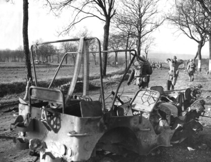Avance des soldats d'infanterie américains sur Rumsdorf.
(2 décembre 1944)