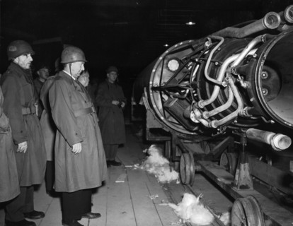 Députés américains près d'une chaîne de montage de V-2 à Nordhausen
(1er mai 1945)