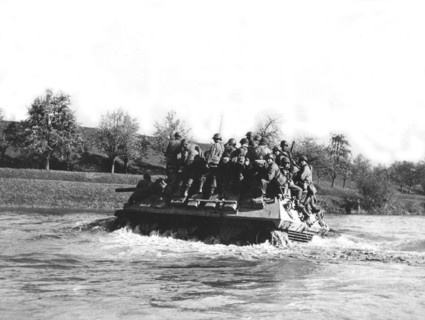 Un char américain passent le Danube à gué, près de Berg
(Avril 1945)