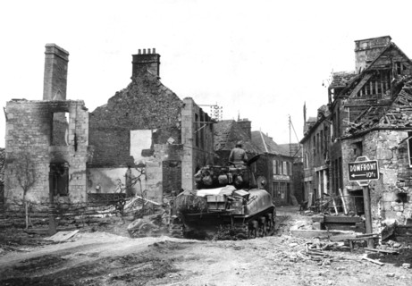 Char américain avançant contre les Allemands en déroute, en France
(Août 1944)