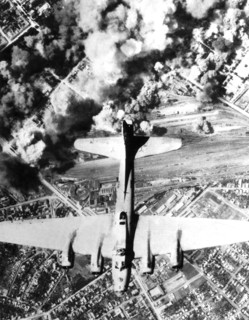 Une "Forteresse volante" américaine au-dessus de sa cible, en Roumanie
(3 juillet 1944)