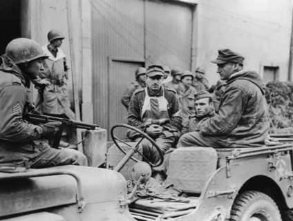 Soldats allemands capturés dans l'est de la France
(Février 1945)