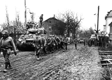 Prisonniers allemands traversant Erkelenz
(26 février 1945)
