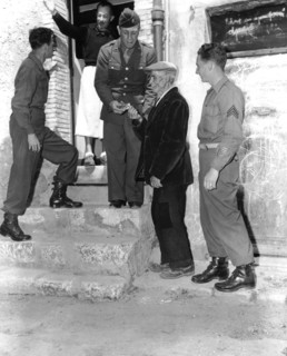 Soldats américains en permission offrant des cigarettes à un civil à Nice
(5 mai 1945)
