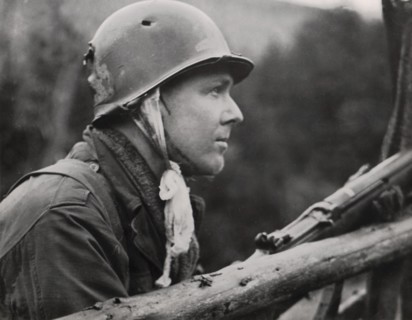 Un soldat blessé vise un tireur isolé ennemi à Scharfenberg
(2 avril 1945)