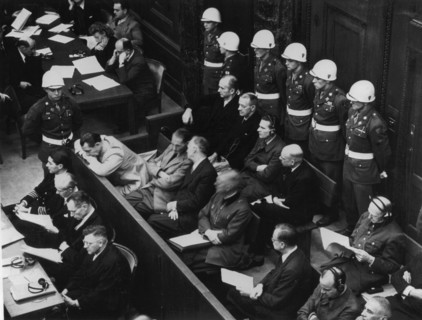 Au  tribunal international de Nuremberg, 
les anciens dirigeants nazis écoutent les actes d'accusation qui sont prononcés contre eux.
 (Novembre 1945)