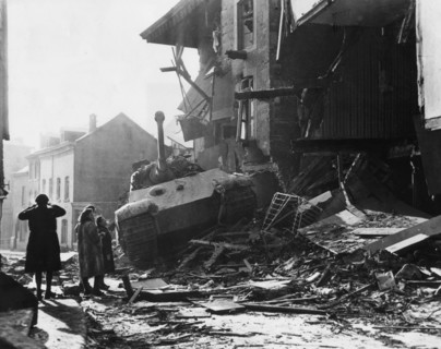 Des civils belges examinent un char allemand détruit
à Stavelot (Janvier 1945)