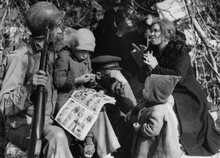 Un soldat américain en conversation avec des civils italiens dans la région de Cassino (22 janvier 1944)