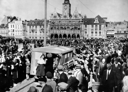 Saint-Quentin acclame les troupes américaines.
(Septembre 1944)