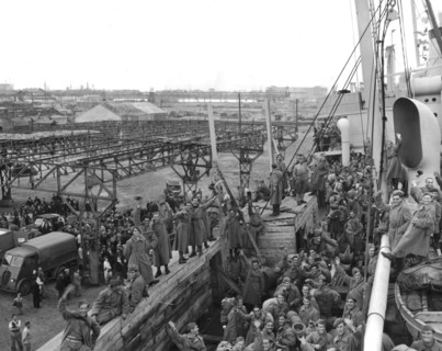 Prisonniers de guerre français rapatriés, arrivant au port du Havre. (9 septembre 1945)