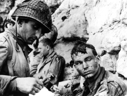 First aid for American wounded in France (June 1944)