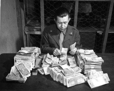 A Francfort, un Américain compte les marks Alliés. 
(4 mars 1946)