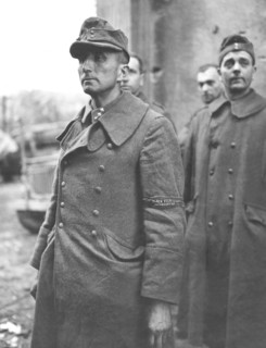 Le chef d'un groupe du Volkssturm fait prisonnier à Saarlautern, en Allemagne. (13 décembre 1944)