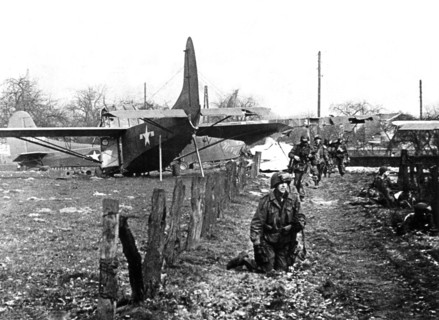 Les troupes aéroportées américaines combattent à l'est du Rhin. (24 mars 1945)