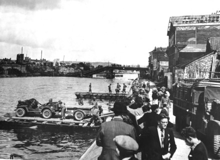 American jeeps floated over the Oise river (August 1944)