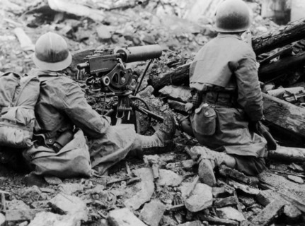 Soldat français prêt à riposter à la contre-attaque allemande à Mulhouse. (22 novembre 1944)