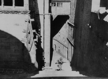 Un soldat d'infanterie américain monte les marches de l'abbaye du Mont Saint-Michel. (Août 1944)