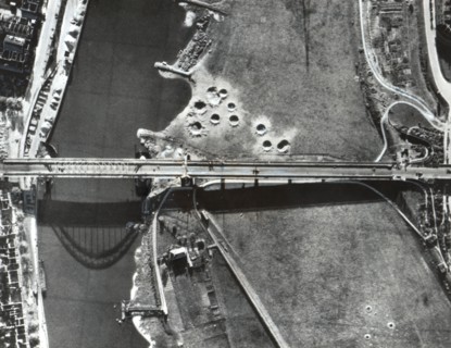 Le pont d'Arnhem, en Hollande, pilonné par des Marauder américains. (Automne 1944)
