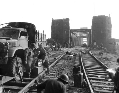 A Remagen, en Allemagne, deux soldats de l'U.S. Army font des enregistrements pour radiodiffusion. (Mars 1945)