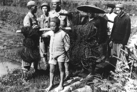 Civils chinois apportant des câbles téléphoniques sur le front de Salween (Septembre 1944)