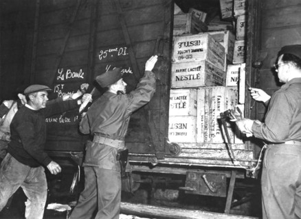 Envoi de stocks de nourriture à Saint-Nazaire. 
(Avril 1945)