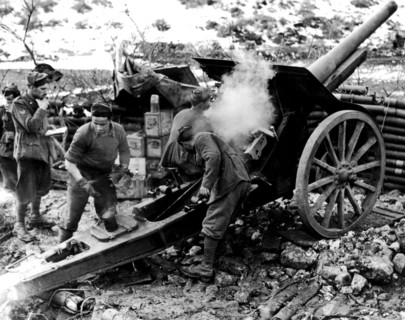 Artillerie italienne en action contre les Allemands, sur le front italien. (7 avril 1944)