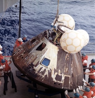 Récupération de la capsule Apollo 13, à bord du navire USS Iwo Jima (17 avril 1970)