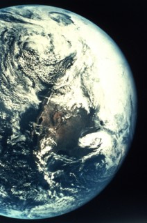 Photo de la Terre prise d'Apollo 16. (16 avril 1972)