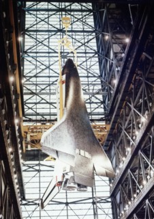 Finalisation de l'assemblage de la navette spatiale Colombia, novembre 1980