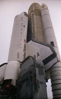 La navette spatiale Columbia (STS-1) lors d'une mission de simulation au centre spatial Kennedy en Floride (31 août 1981)
