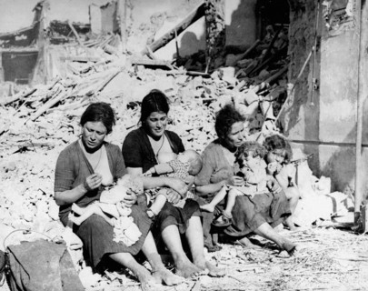 Femmes sur les ruines en Italie