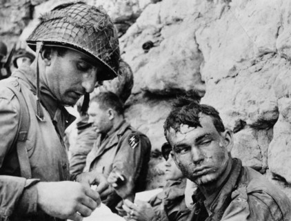 Soldats américains sur une plage de Normandie le 6 juin 1944