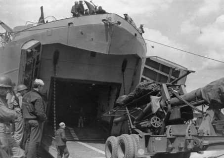 Chargement d'un canon de 155mm dans un port britannique (juin 1944)