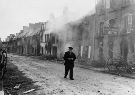 Vieil homme dans Montebourg, en Normandie