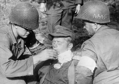 American soldiers with German prisoner (1944)